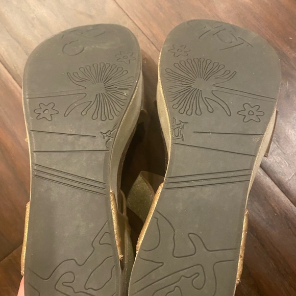 OTBT-Wedge Sandal-Gold-Size 7.5 or 8(Size not on sandals) - Picture 5 of 7